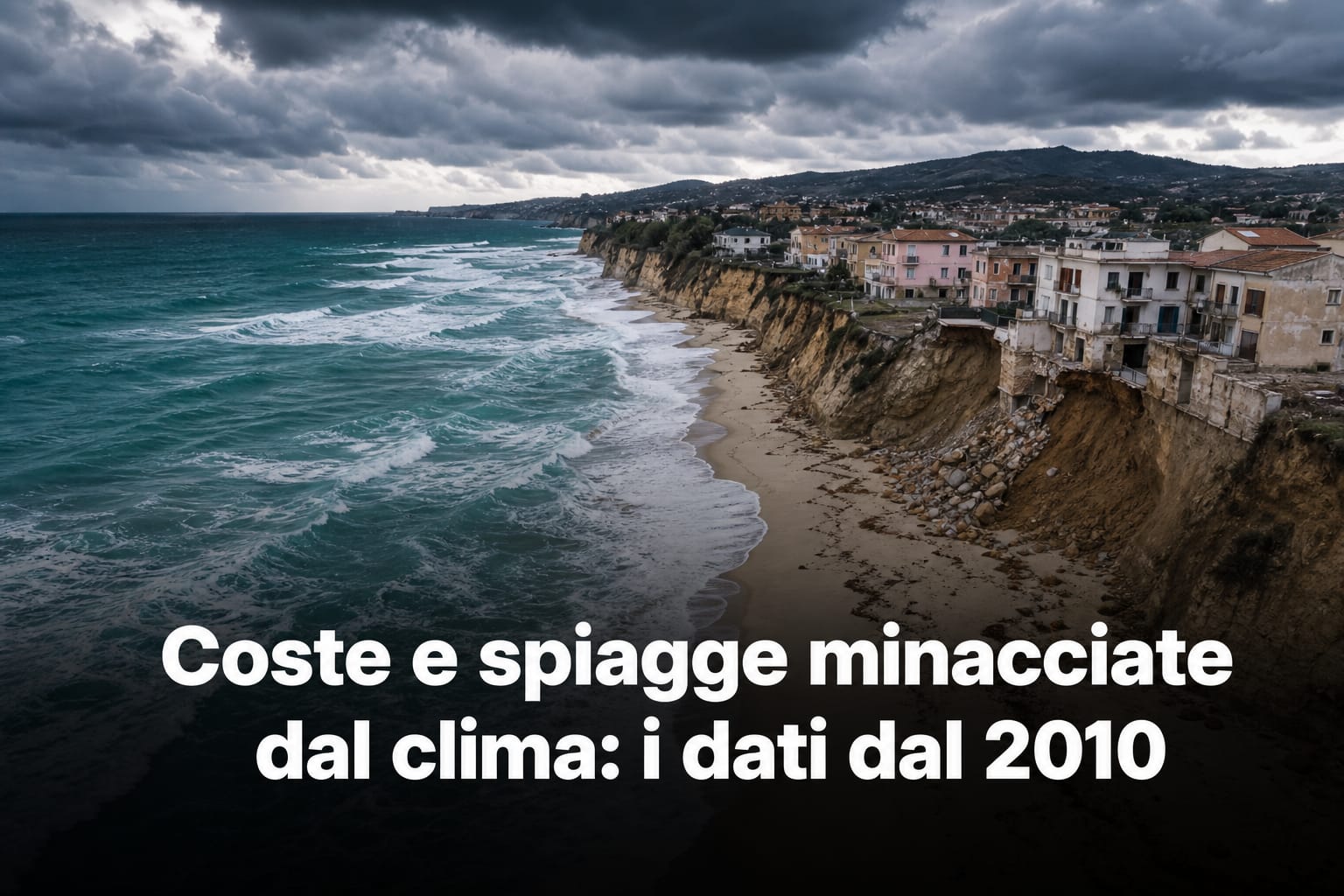 Veduta aerea di una spiaggia italiana erosa dalle onde con titolo sui dati climatici dal 2010.