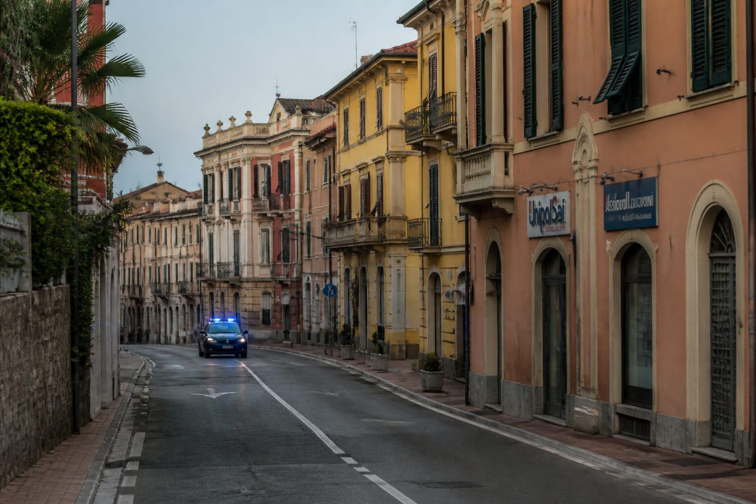 Strada di Bordighera con volante della polizia in sottofondo per indagini