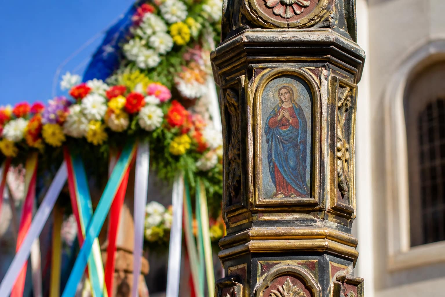 Dettaglio ravvicinato della struttura lignea decorata di un Candeliere tradizionale durante la festa.