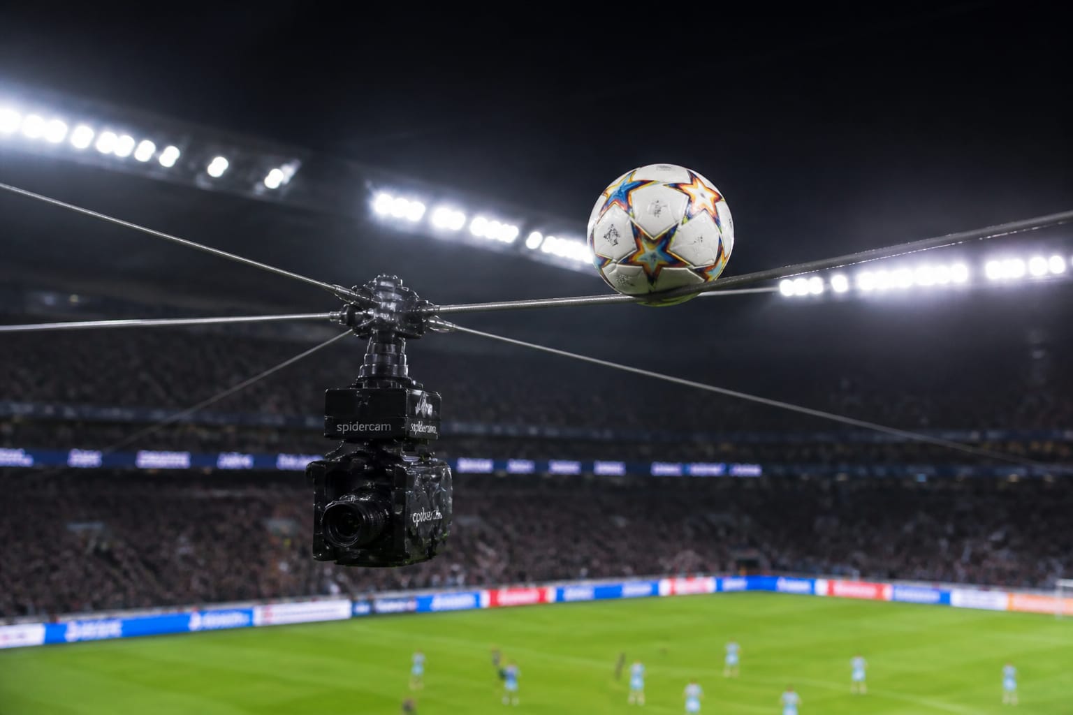 Pallone da calcio vicino ai cavi della spider cam durante la partita Norvegia Inghilterra