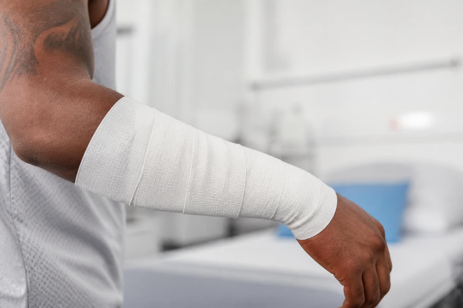 Primo piano di una fascia medica bianca al braccio di un atleta dopo controlli clinici.