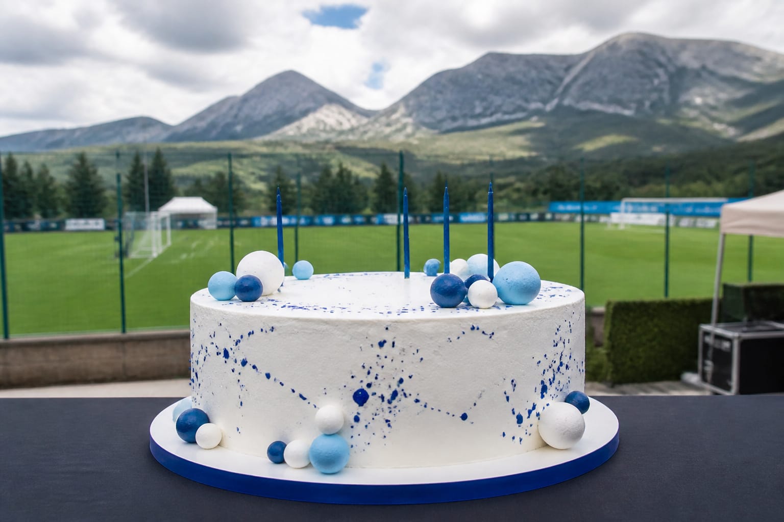 Torta di compleanno per Massimiliano Allegri durante il ritiro del Napoli a Rivisondoli